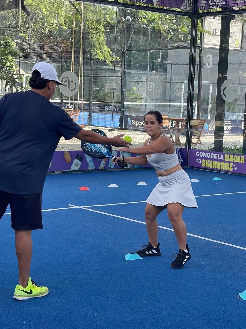 Oriana jugando pádel