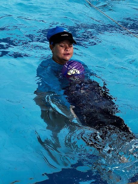 Oriana enseñando natación
