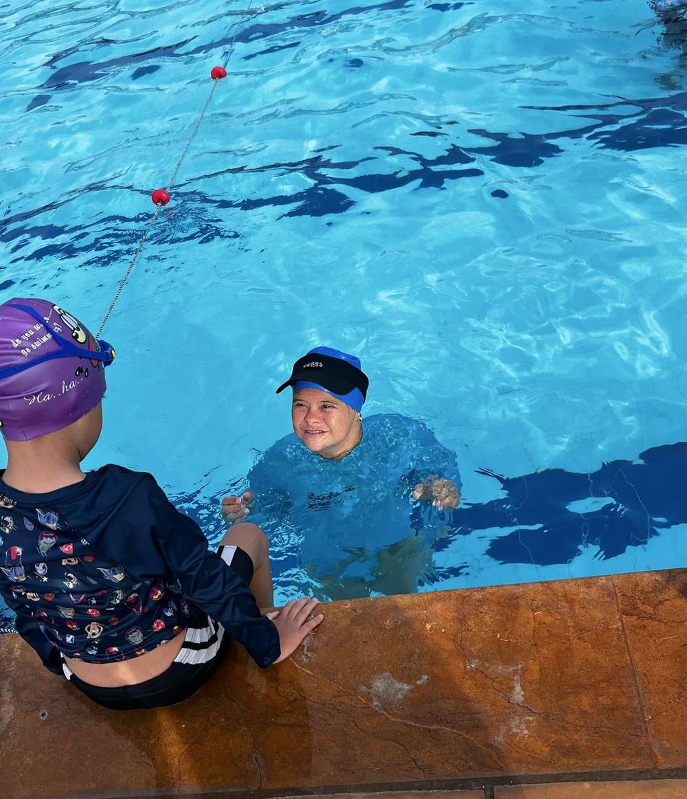 Oriana acompañando a niños en la piscina