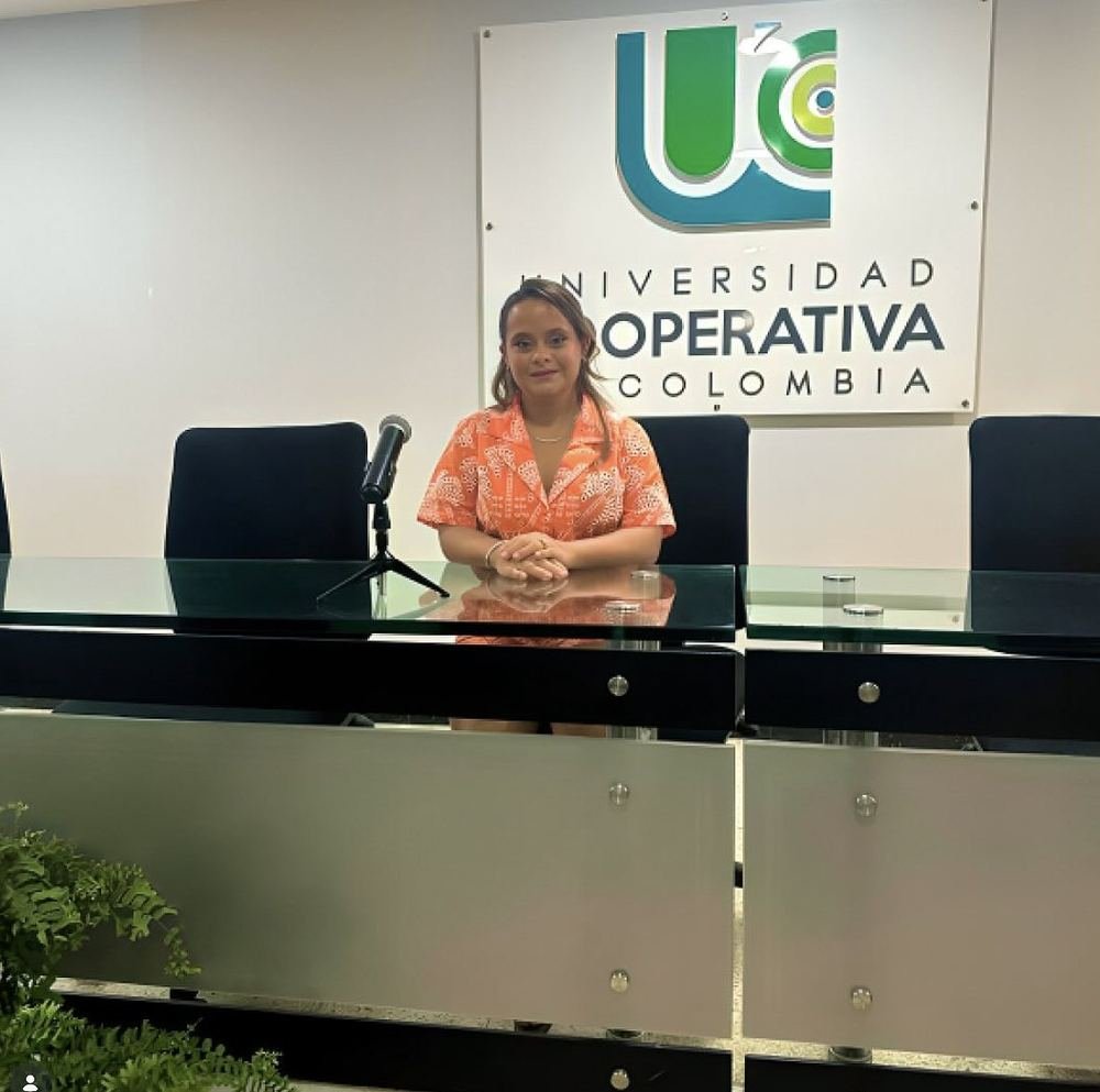 Oriana como vocera en la Universidad Cooperativa de Colombia