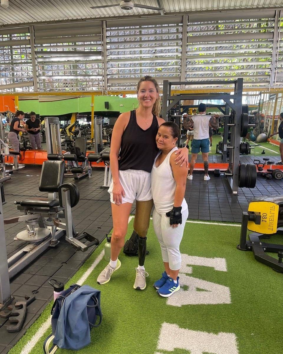 Oriana junto a otra atleta